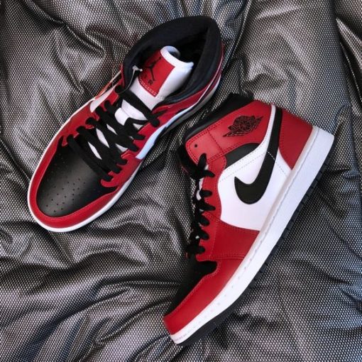 Jordan 1 Mid Chicago Black Toe