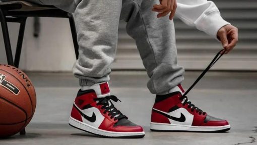 Jordan 1 Mid Chicago Black Toe