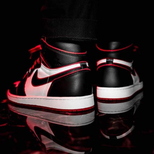 Air Jordan 1 Retro High Bloodline