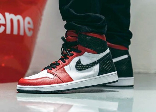 Air Jordan 1 Retro High Satin Snake Chicago