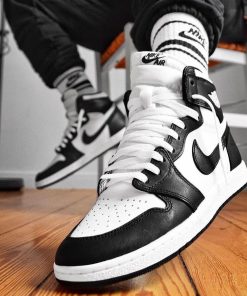 Air Jordan 1 Retro High Black White