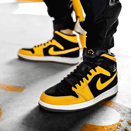 Air Jordan 1 Retro Mid ‘Reverse New Love’